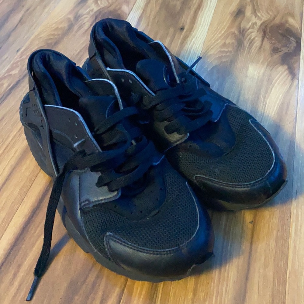 Black huaraches